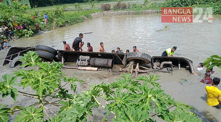 নিয়ন্ত্রণ হারিয়ে যাত্রীবাহী বাস পুকুরে, নিহত ১৭